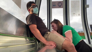 EmilyRose a metróban cidázza le a krapekja faszát