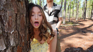 Brooke Tilli a nagyon bombázó amatőr kisasszony megkúrelva az erdőben