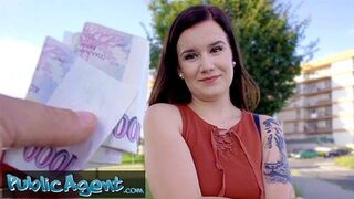 Bűbájos kicsike Eliss meztelenül pózol amatőr fotózáson