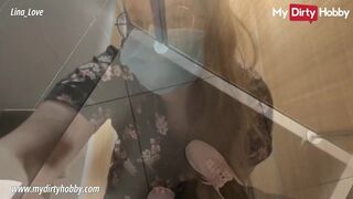Lina Love mellbimbós kis csaj masturbál közkonyhában