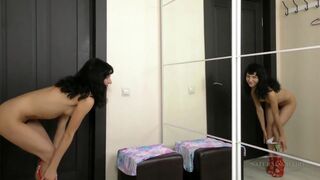 Tinédzser leányzó szőrös puncival masturbál a tükör előtt