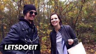 Óriási keblű fekete hajú német kisasszony felvétel a termetes kombiban vad baszásra