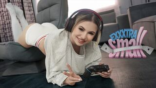 Kicsike fiatal spiné Aria Banks elkapja magas mostohabátyját Chris Epicet, aki a szobájában veri a lőcse