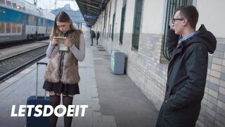 Selvaggia tinédzser lány felfogta Charlie Dean nagyméretű faszát egy gyors pov dugásra