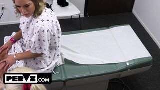 Mimi Monet hatalmas valagú izgató a orbitális farkú orvosnál a rendelőben