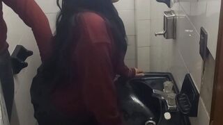 Fiatal latina diákok vad kettyintése a fürdőben kolesz előtt