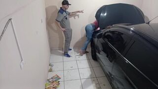 Fullos tinédzser céda a szerelőnél reszel az alkalmazottal