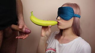 Apró nevelő hugi bekötött szemmel játszik a gyümölcsös játékban
