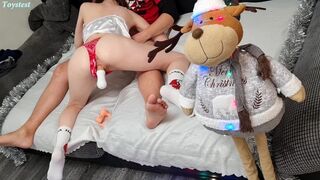 Tinédzser amatőr csaj megmutatja, hogyan kívánja a vad hármast műfarokkal kezdve