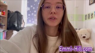 Tinédzser kéjnő keményen ujjazza magát és spriccel!