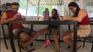 A palim férjének szoptam le az asztal alatt a szülinapján