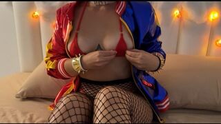 Ufo kamatyol bele a fullos harley quinnbe piros mikro bikiniben minden lyukba