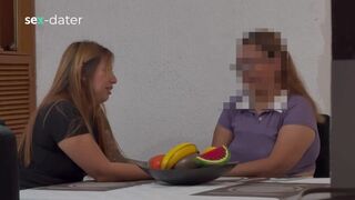 Vadító öreg nő ujjazza a tinédzser lezbi puncit, amíg az lőve élvez