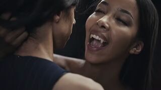 Ebony Vampire Mistress Lia Lin elcsábít egy latina orbitális tőgyes fiatal gádzsit a Vampired durva domina játékában